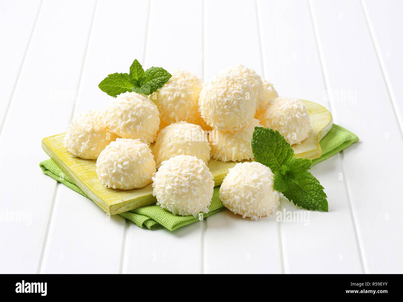 Il cioccolato bianco e cocco tartufi Foto Stock