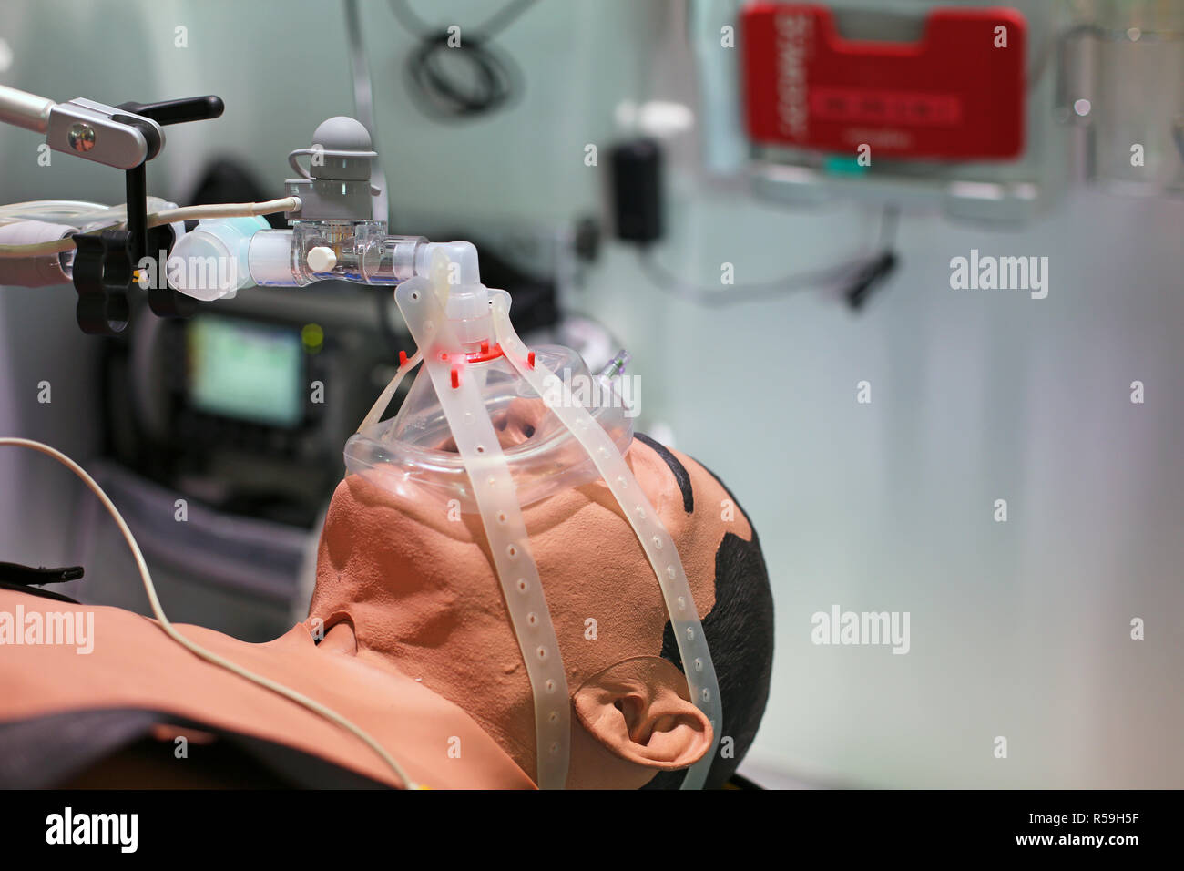 Maschera respiratoria sul simulatore paziente Foto Stock