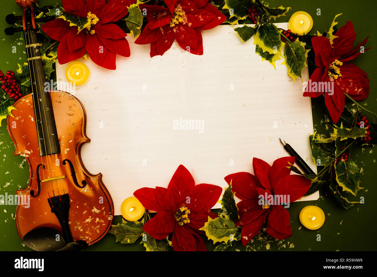 Il violino e la musica aperta manoscritto sullo sfondo verde. Concetto di natale Foto Stock