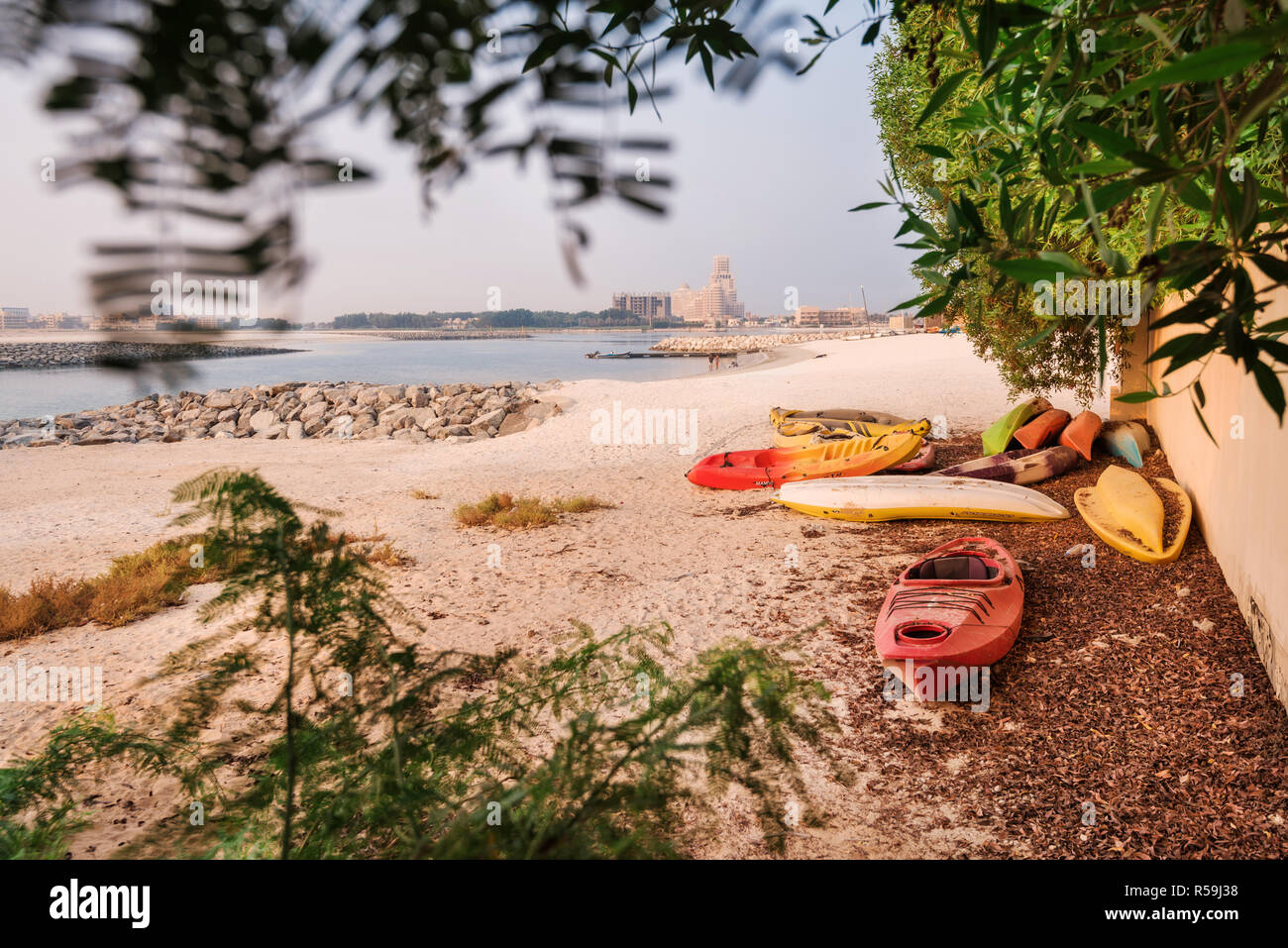 Al Hamra Village Beach con Kayak Foto Stock