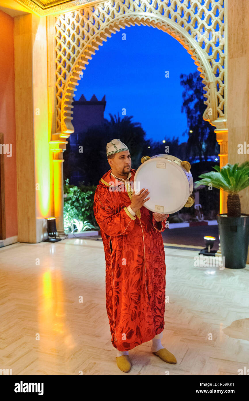 28-02-15, Marrakech, Marocco. Animazione Turistica presso il Mogador Hotel, con i batteristi, musicisti e acrobati. Foto: © Simon Grosset Foto Stock