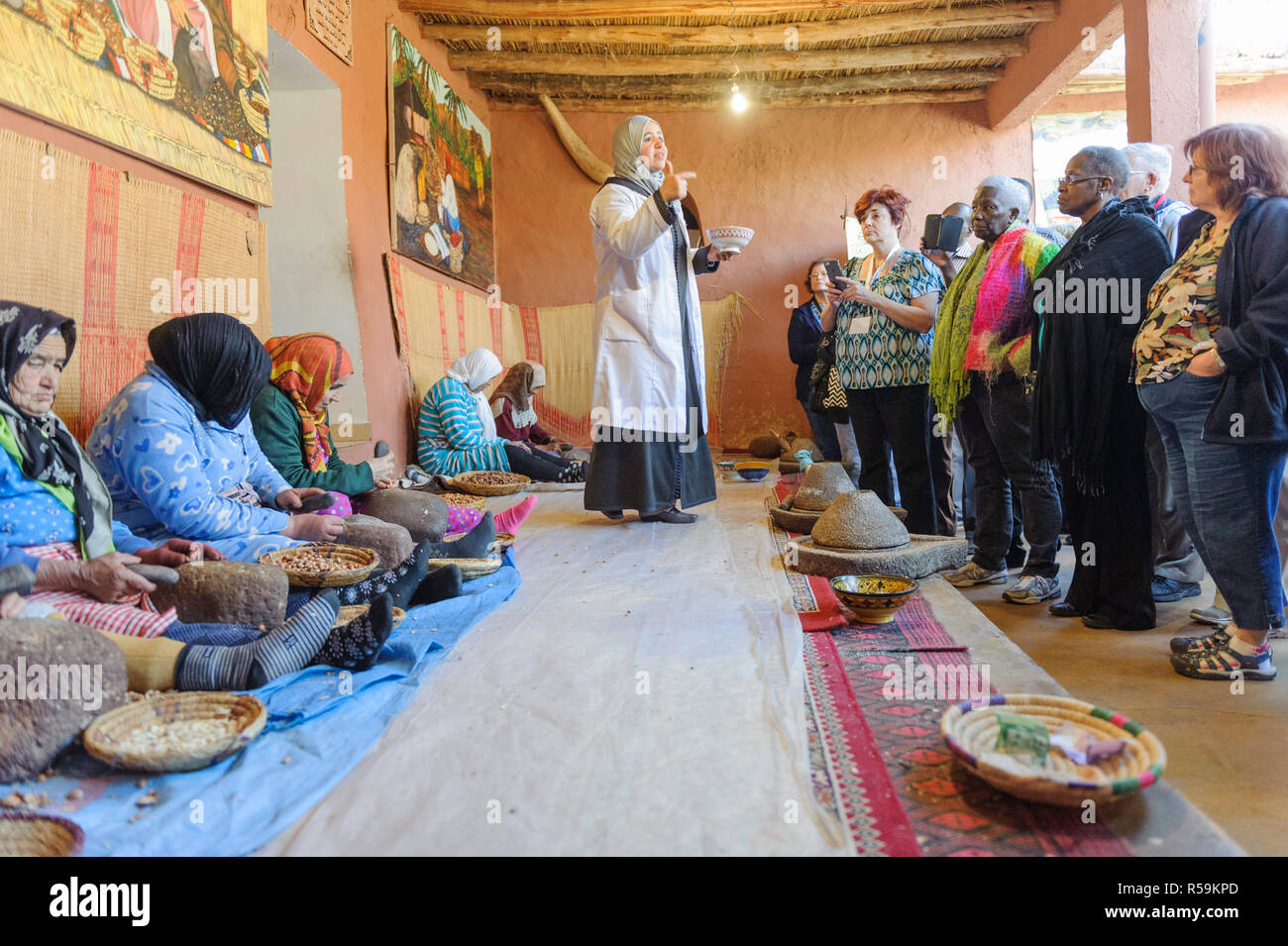 01-03-15, Marrakech, Marocco. Una dimostrazione per i turisti per la fabbricazione di olio di Argan nel sub-Atlas regione berbera. Foto: © Simon Grosset Foto Stock
