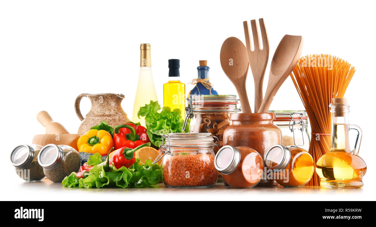 Un assortimento di prodotti alimentari e di utensili da cucina isolato su bianco Foto Stock