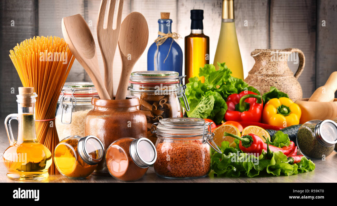 Composizione con un assortimento di prodotti alimentari e di utensili da cucina Foto Stock