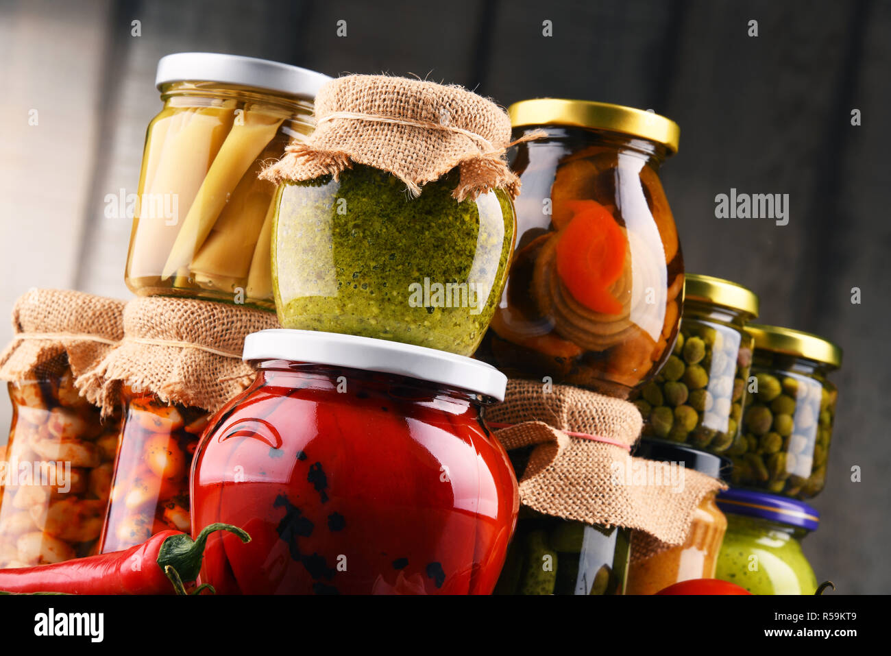 I vasetti con varietà di verdure sottaceto. Foto Stock