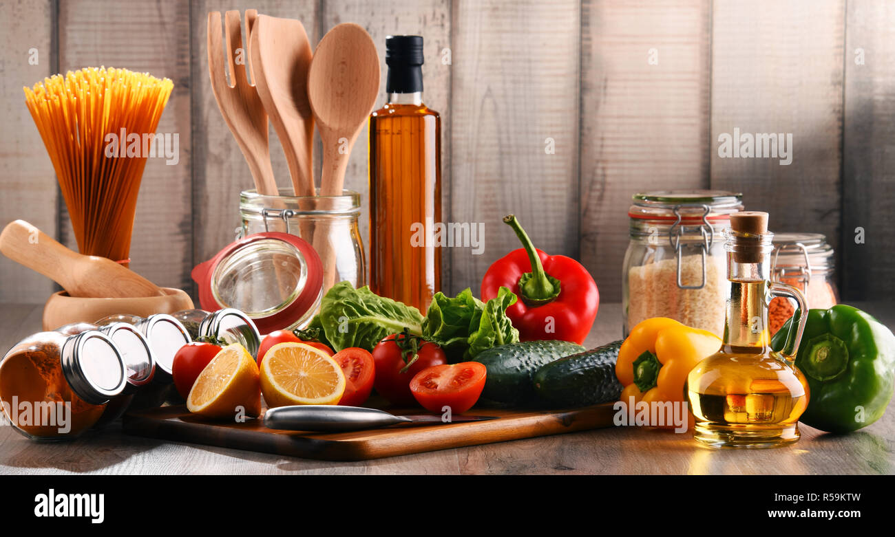 Composizione con un assortimento di prodotti alimentari e di utensili da cucina Foto Stock