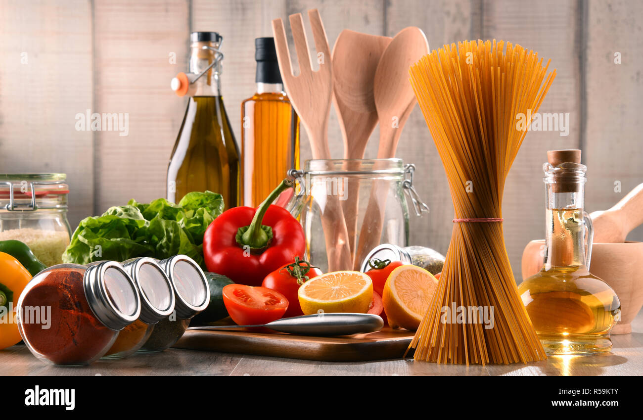 Composizione con un assortimento di prodotti alimentari e di utensili da cucina Foto Stock