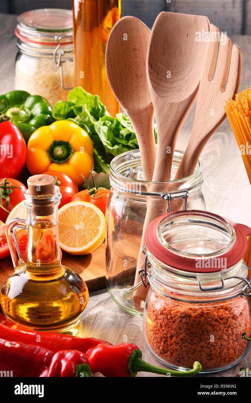 Composizione con un assortimento di prodotti alimentari e di utensili da cucina Foto Stock