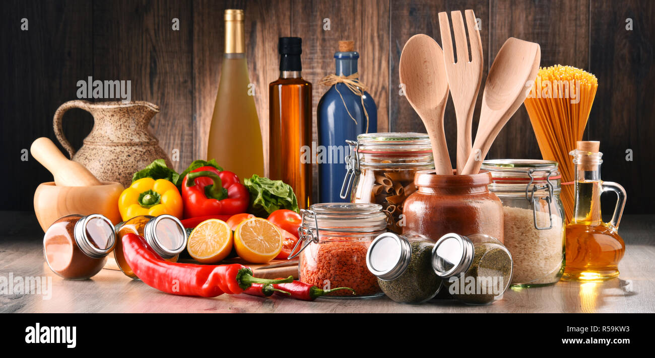 Composizione con un assortimento di prodotti alimentari e di utensili da cucina Foto Stock