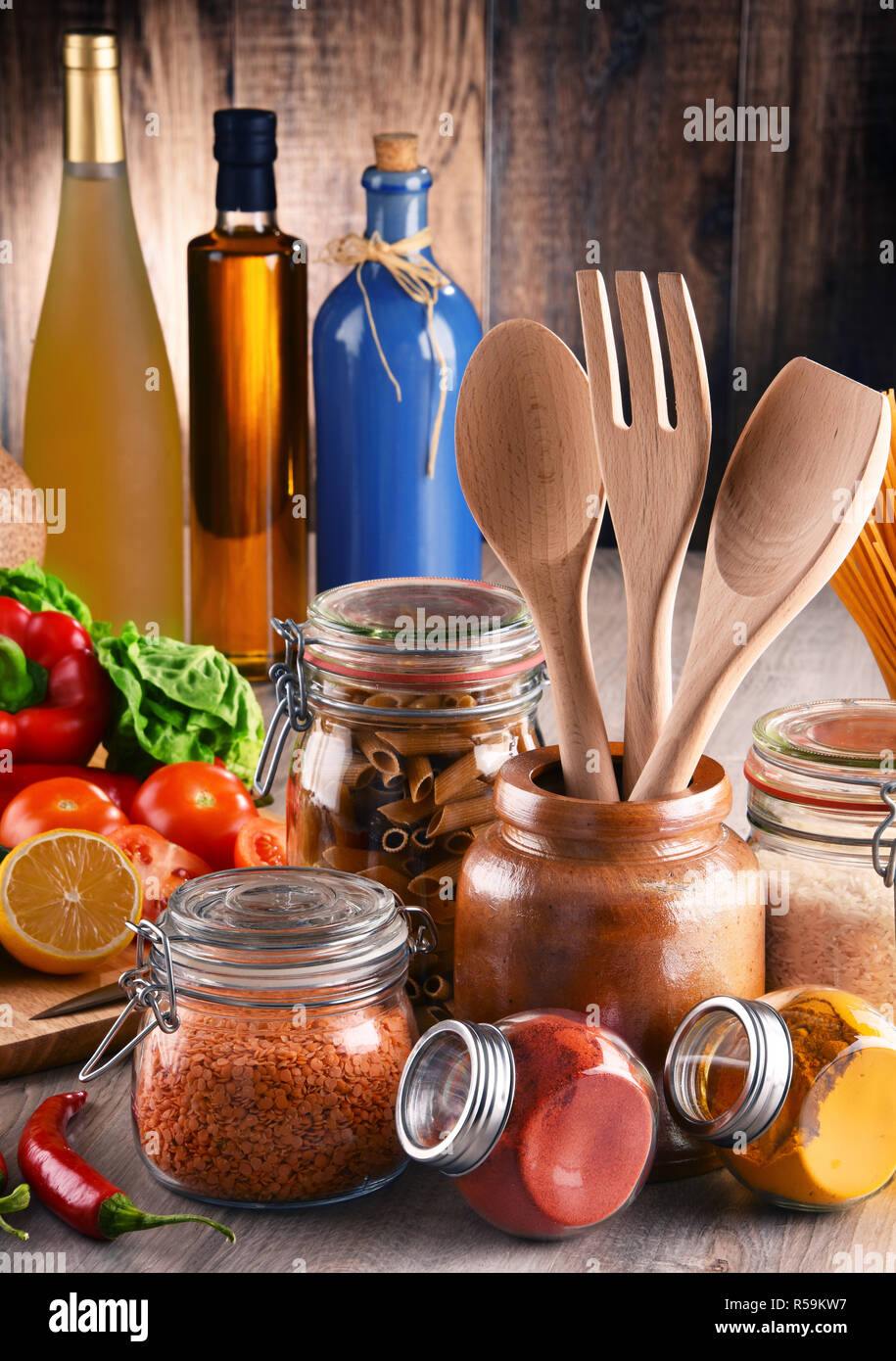 Composizione con un assortimento di prodotti alimentari e di utensili da cucina Foto Stock