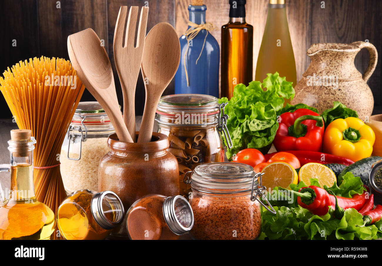 Composizione con un assortimento di prodotti alimentari e di utensili da cucina Foto Stock