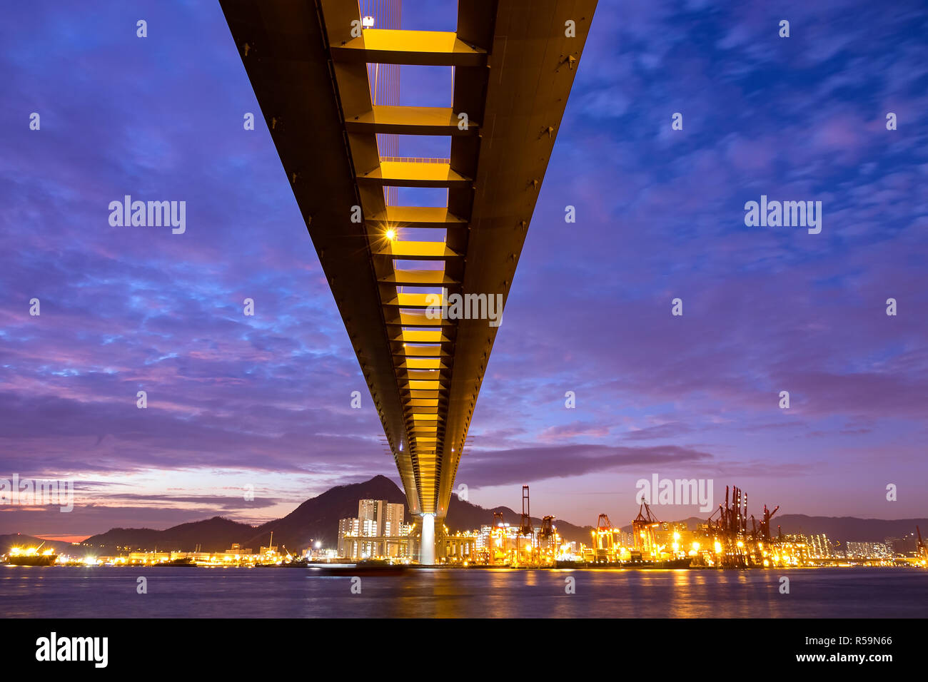 Terminale per container nel porto di uno Kwai Tsing di Hong Kong di notte Foto Stock
