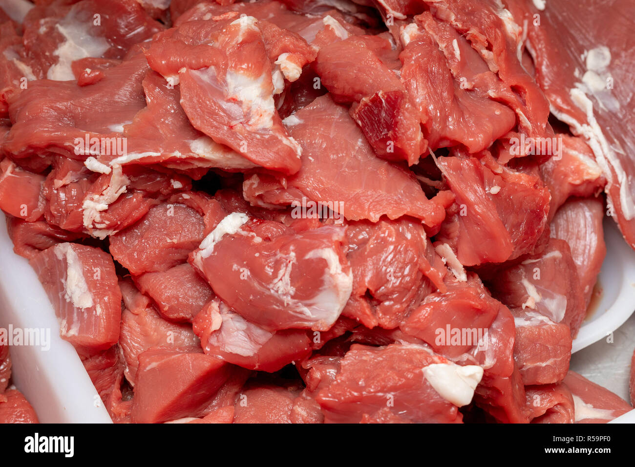 Carne di manzo tagliata a pezzetti e pronto per cucinare Foto stock - Alamy