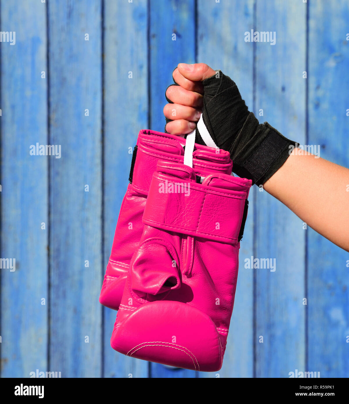 Rosa in pelle Guanti per kickboxing in mani femminili Foto Stock