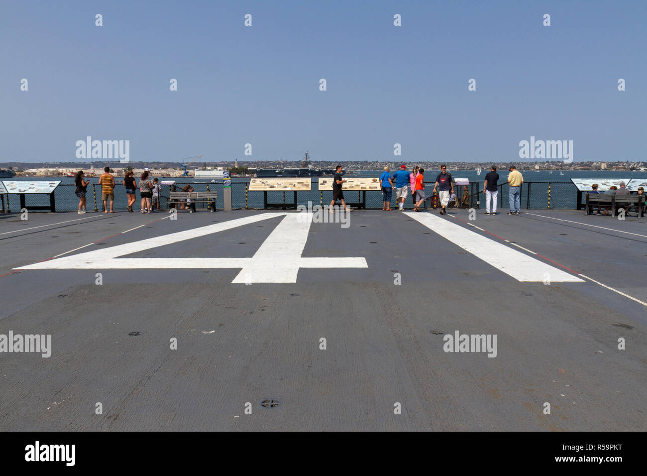 Scafo numero di classificazione della USS Midway (CV-41) sul ponte di volo della USS Midway Museum di San Diego, California, Stati Uniti Foto Stock