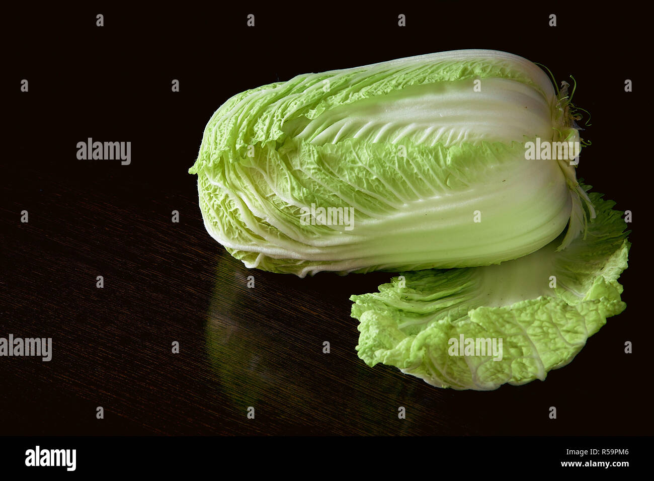 Una sana alimentazione vegetariana, organico cavolo di Pechino su sfondo scuro Foto Stock