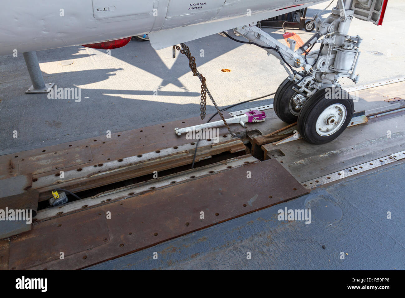 Ruota anteriore di un aereo immagini e fotografie stock ad alta risoluzione  - Alamy