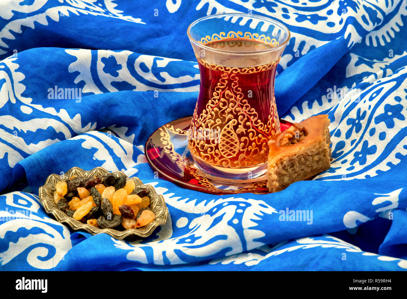 Armudu tradizionale (tazza da tè) con Pakhlava e uva passa su un Kelaghayi (sciarpa) Foto Stock