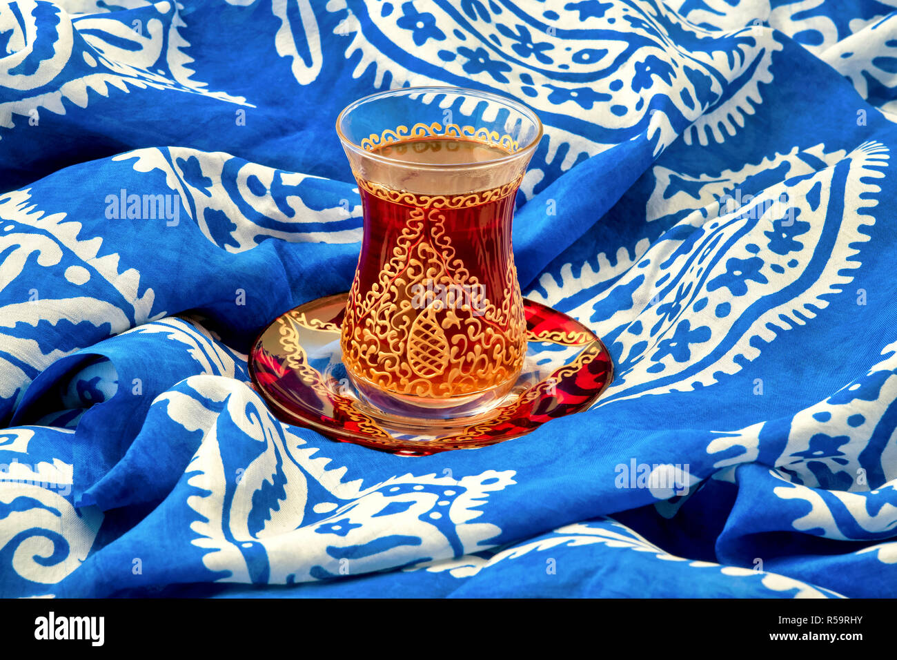 Armudu tradizionale (tazza da tè) e Kelaghayi (sciarpa) Foto Stock