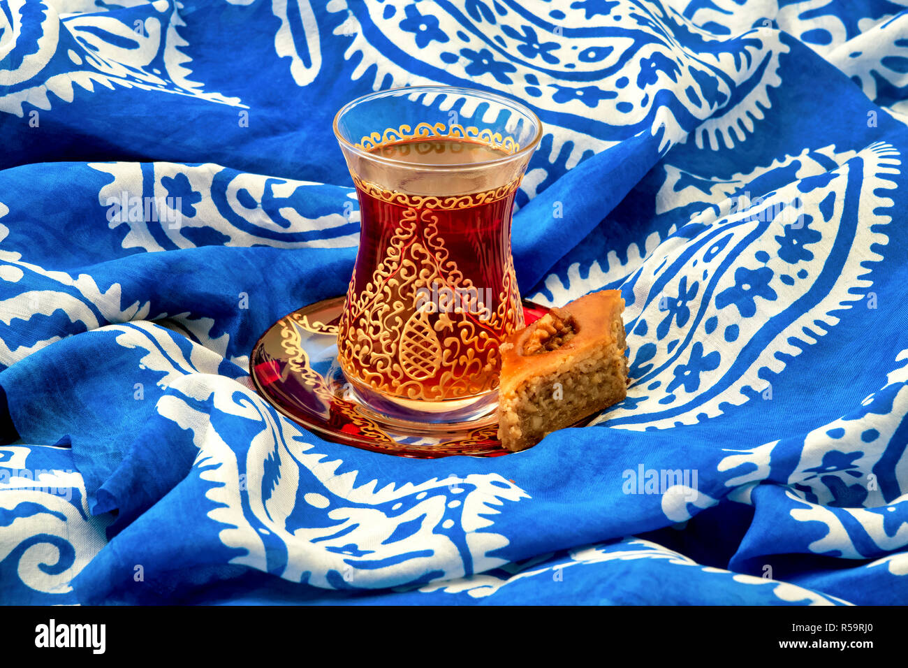 Armudu tradizionale (tazza da tè) con Pakhlava e Kelaghayi (sciarpa) Foto Stock