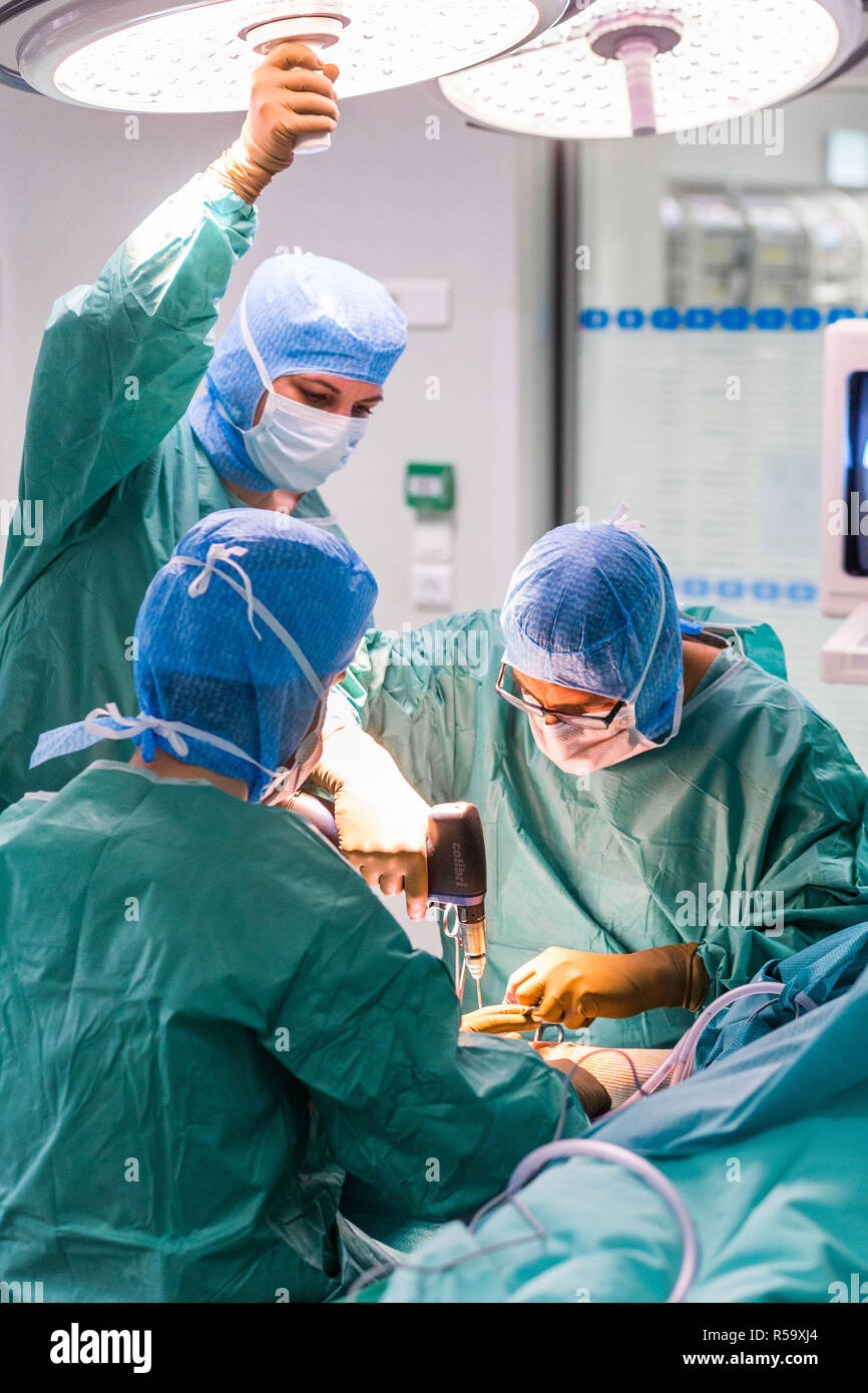 Aprire la riduzione e la fissazione interna (OSE) di una frattura dell'avambraccio da osteosintesi, ospedale di Angouleme, Francia. Foto Stock