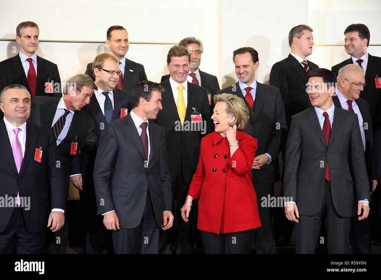 2009 U.S. Il segretario di Stato Hillary Rodham Clinton racconta una molto divertente scherzo dopo la posa per un ritratto ufficiale nella sala conferenze del quartier generale della NATO a Bruxelles Foto Stock