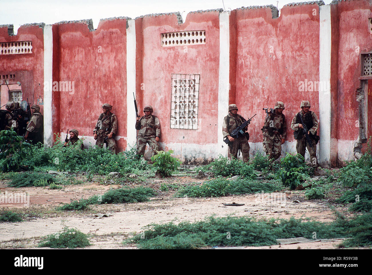 Marines della Task Force Somalia preparano per la ricerca di un edificio per le armi durante la multinazionale soccorsi Restore Hope. Foto Stock