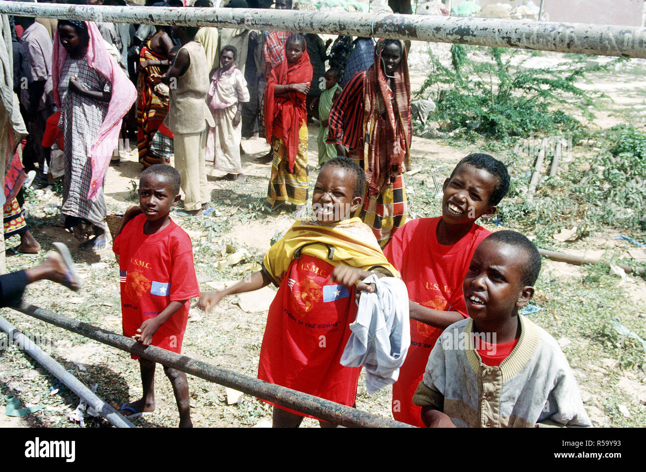 1993 - somalo bambini visualizzare le magliette fornite loro dai marines di Regimental Combat Team 7 partecipanti alla multinazionale di soccorsi Restore Hope. Foto Stock