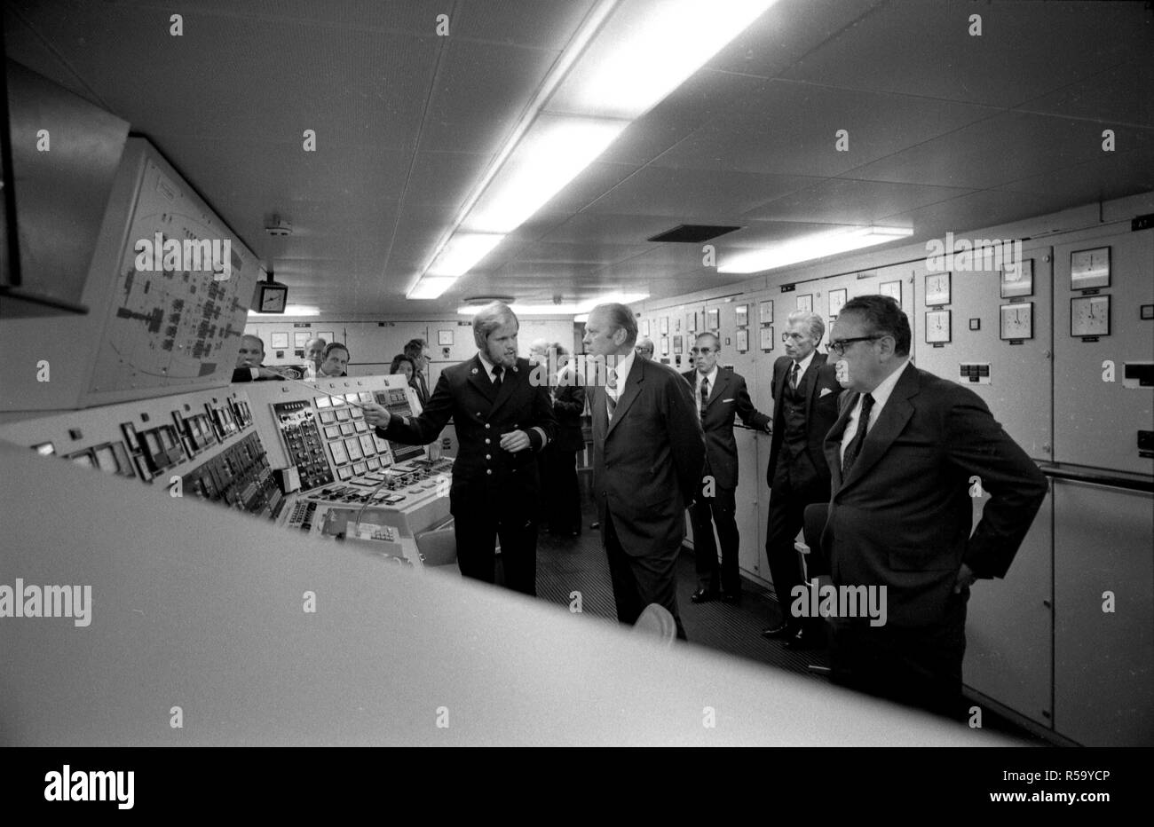1975, 1 Agosto - Sala di controllo - Attività rompighiaccio Urho - Helsinki Finlandia - Gerald Ford, Jan Ahlfors, Kissinger, altri - in piedi, parlando, guardando a spedire i controlli; non tutti nel telaio- viaggio in Europa - Tour di rompighiaccio Urho Foto Stock