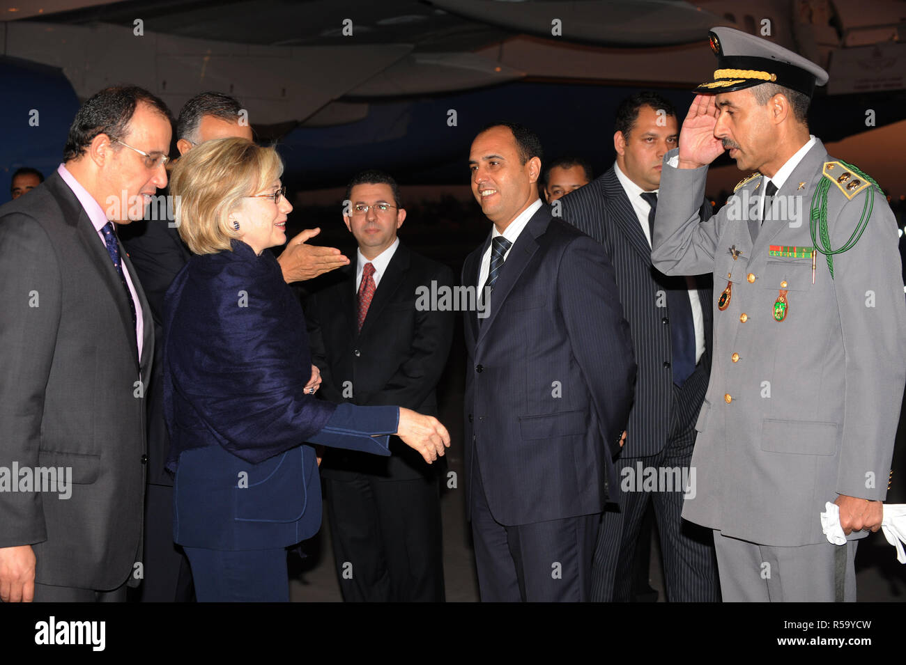 Stati Uniti Il segretario di Stato Hilllary Rodham Clinton è accolto all'aeroporto prima che ella assiste il 6° Forum per il futuro in Marrakech, Marocco Novembre 2, 2009. Foto Stock