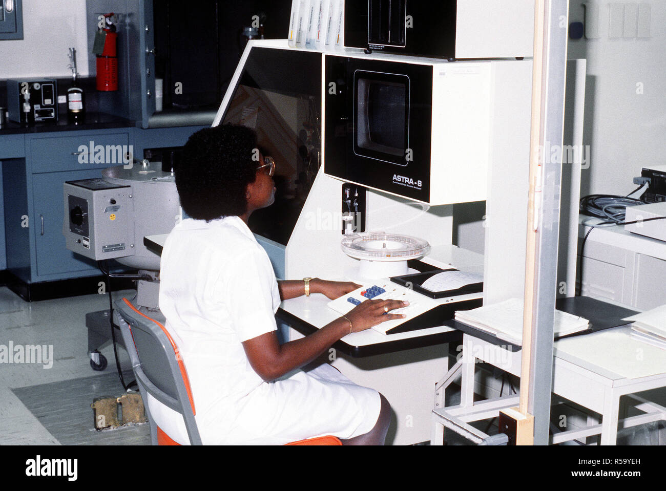 Un tecnico inserisce i dati in un computer a esercito Gorgas Hospital. Foto Stock