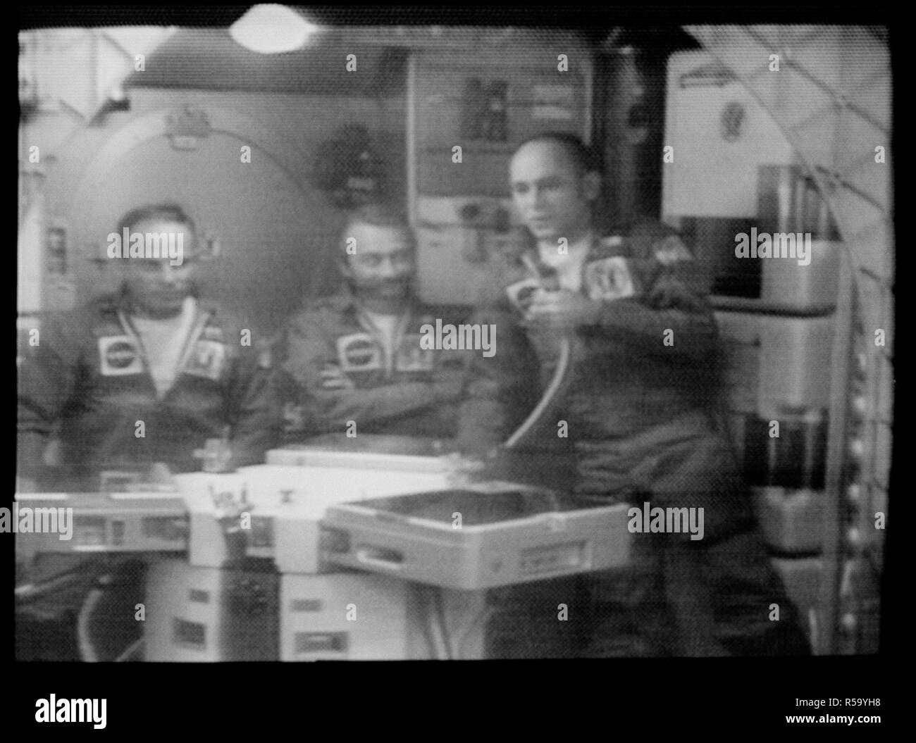 (21 Sett. 1973) --- astronauta Alan L. Fagiolo, diritto, Skylab 3 commander, risponde a una domanda durante la sett. 21, 1973 conferenza stampa dal Skylab una stazione spaziale in orbita intorno alla terra. Foto Stock