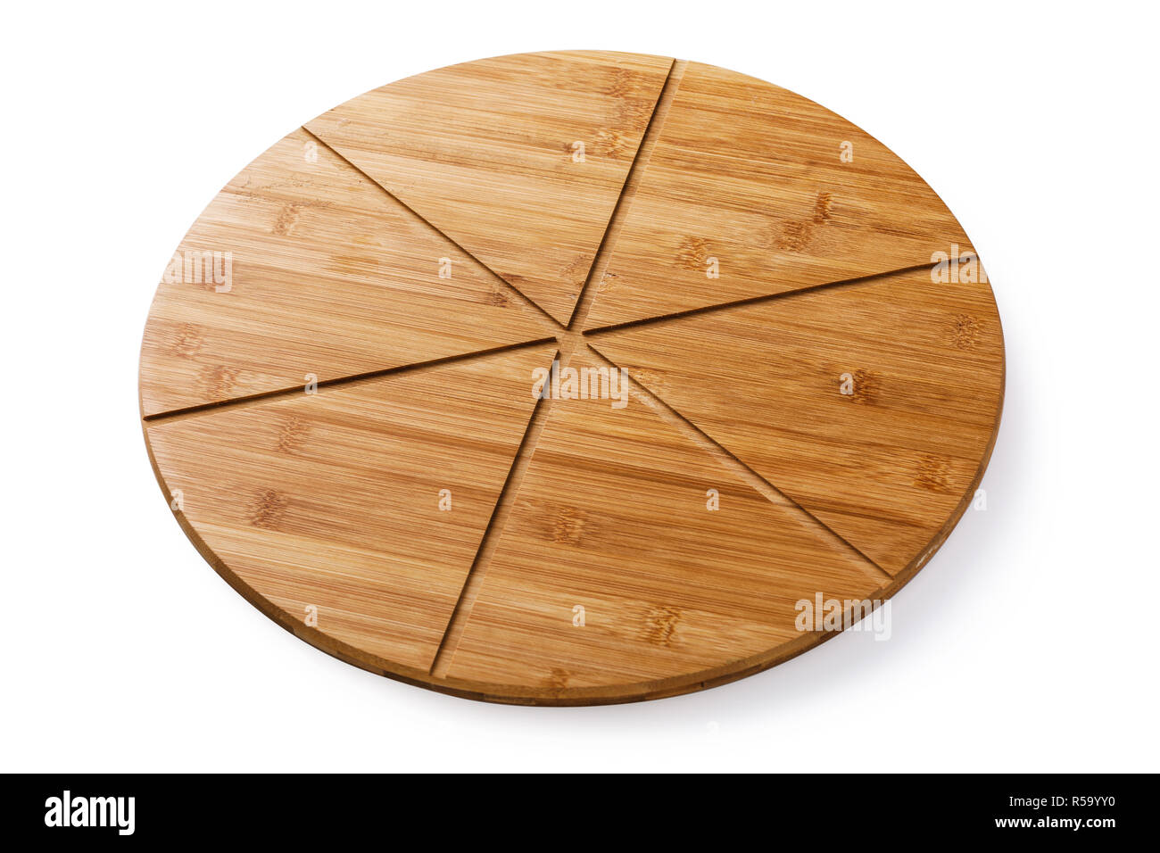 Scheda vuota per pizza sul tavolo di legno isolato su sfondo bianco Foto Stock