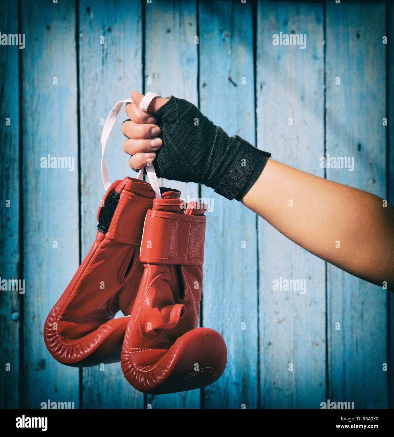 Mano femmina trattiene una coppia di red kickboxing guanti Foto Stock