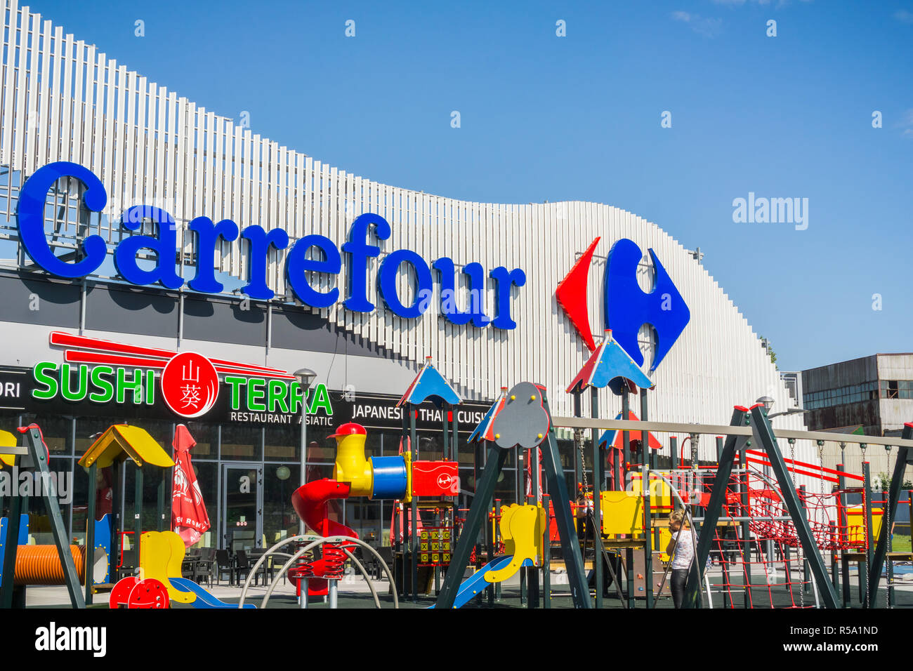 Settembre 13, 2017 a Bucarest in Romania - Carrefour logo sopra l'ingresso del negozio Foto Stock