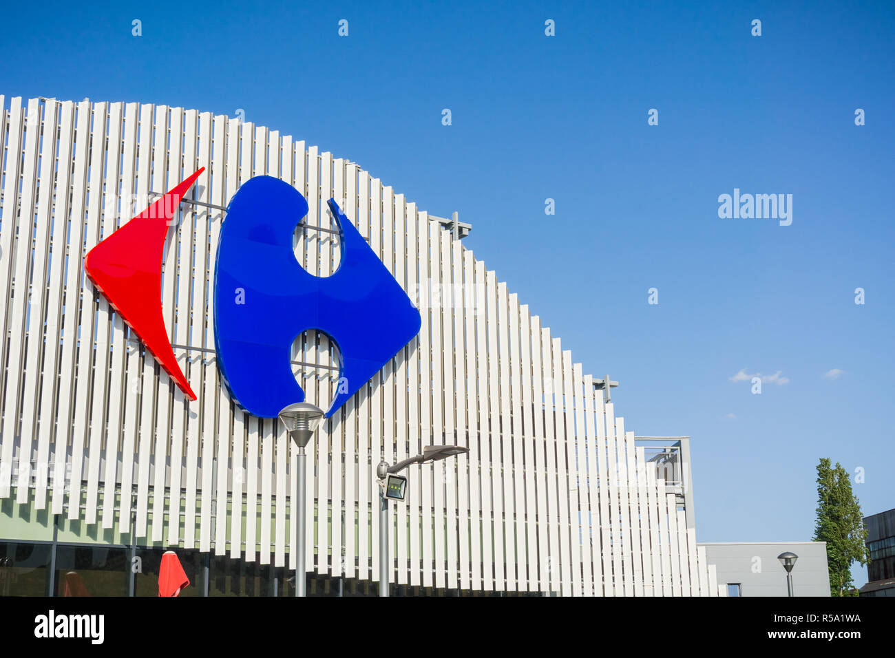 Settembre 13, 2017 a Bucarest in Romania - Carrefour logo sopra l'ingresso del negozio Foto Stock