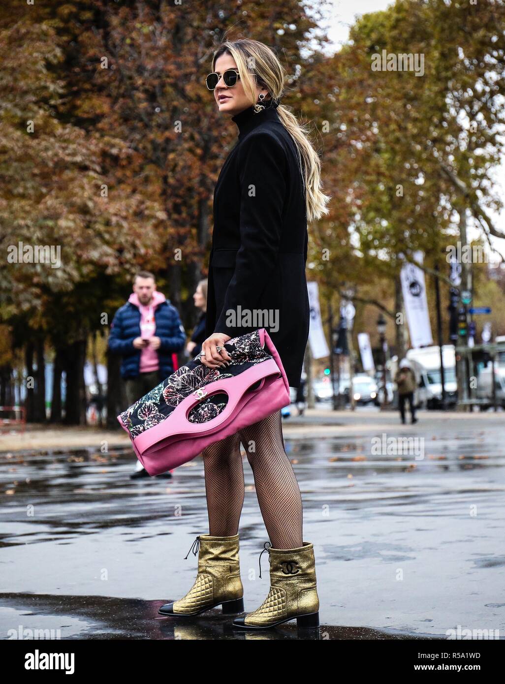 Parigi, Francia- 2 Ottobre 2018: Thassia navate su strada durante la settimana della moda di Parigi. Foto Stock