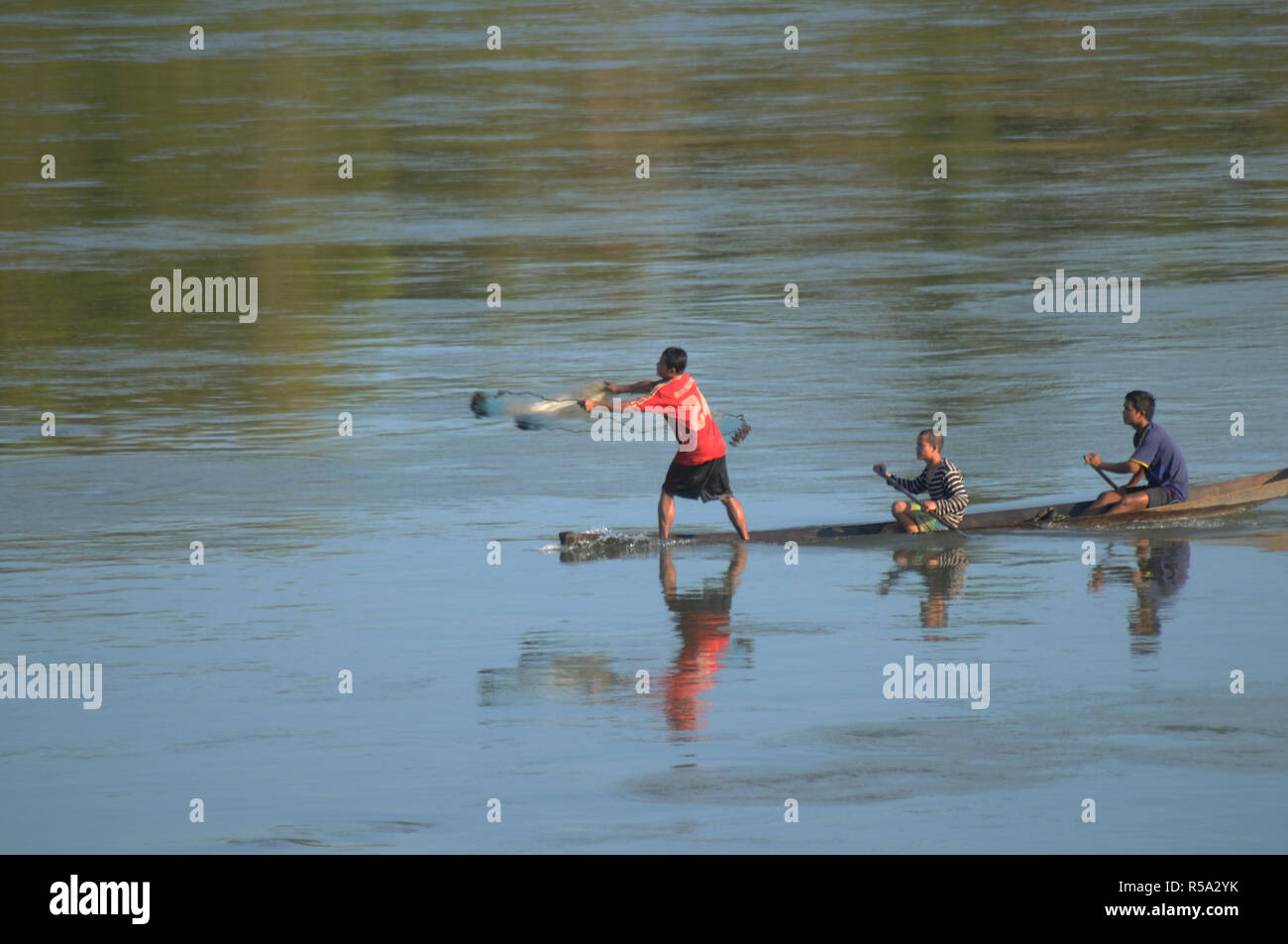 Popolare del Laos la pesca nel Fiume Mekong. Foto Stock