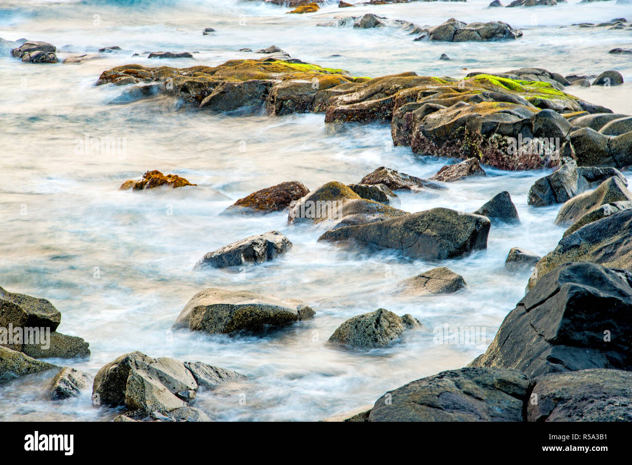 Surf dell'oceano Atlantico con rocce in una lunga esposizione Foto Stock