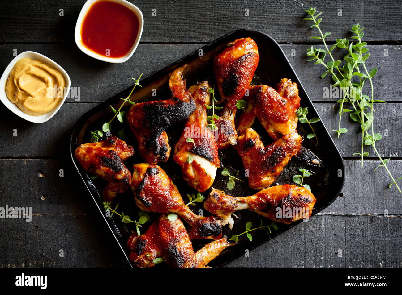 Pollo alla griglia le gambe e le ali con salsa barbecue e senape Foto Stock