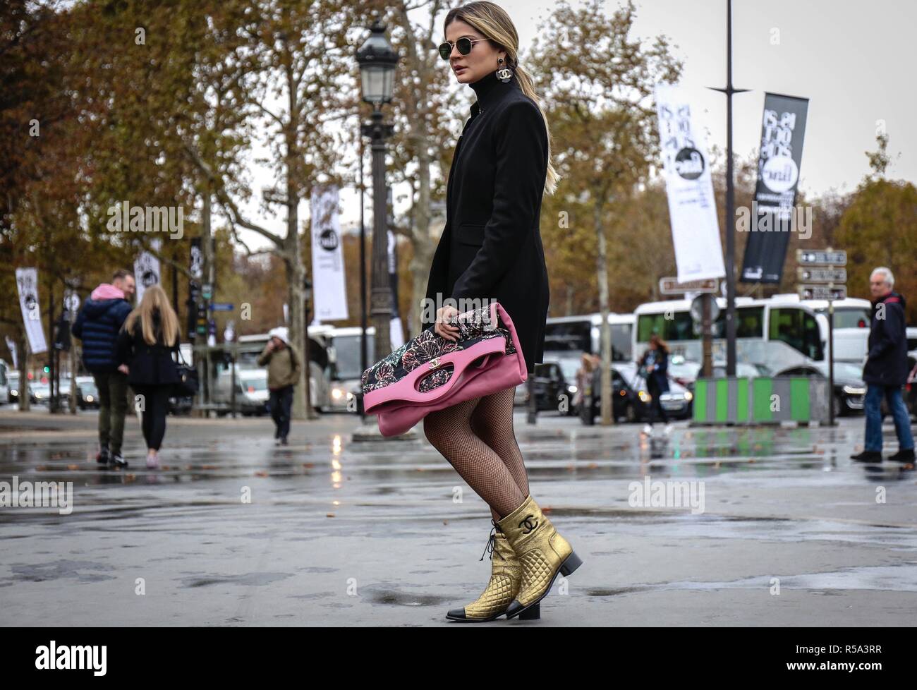 Parigi, Francia- 2 Ottobre 2018: Thassia navate su strada durante la settimana della moda di Parigi. Foto Stock