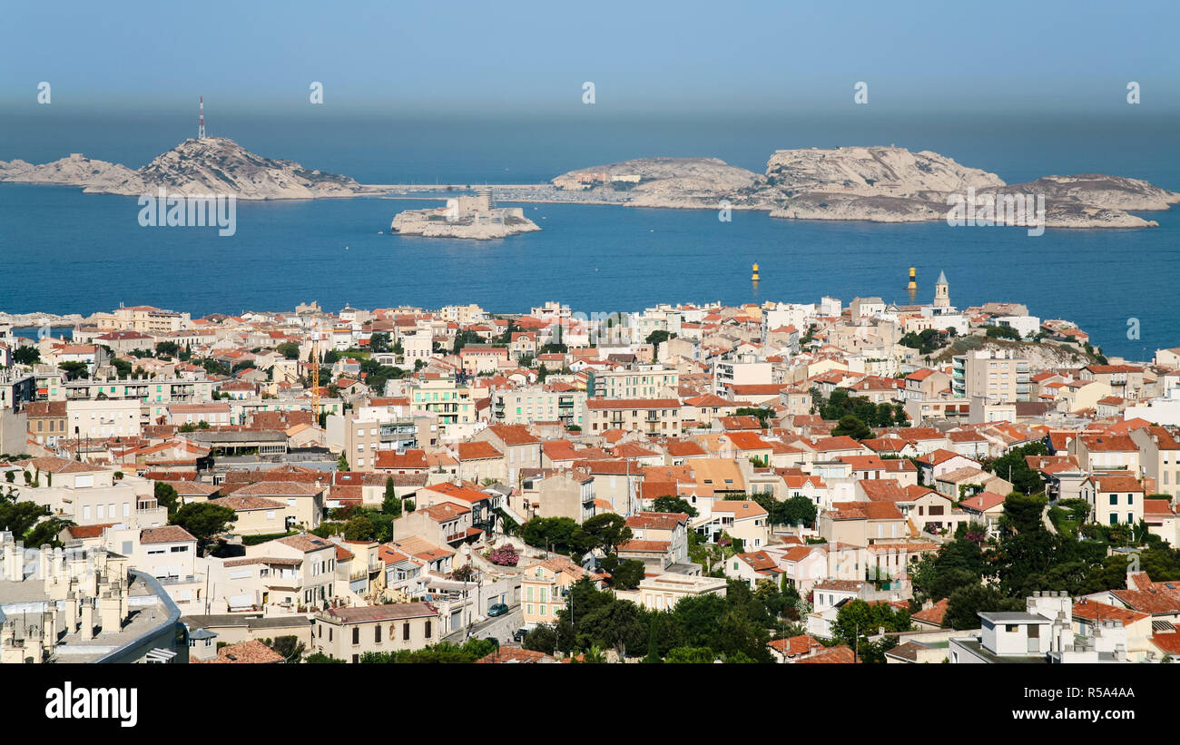 Vista sopra la città di Marsiglia e il Chateau d' If isola Foto Stock