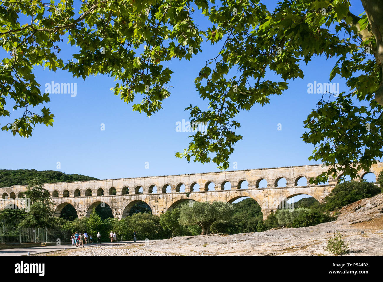 I turisti vanno a antico acquedotto romano di Pont du Gard Foto Stock