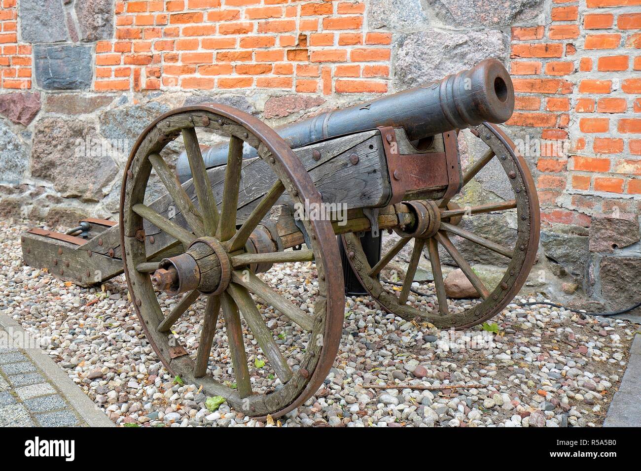 Il vecchio cannone sulla parete Foto Stock