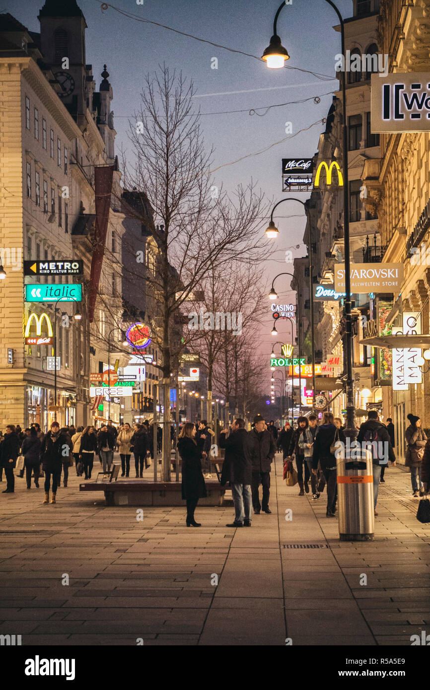 Vienna, Austria 24 Gennaio 2018: Kartner Strasse, la strada pedonale principale è il centro commerciale di Vienna in Austria, girato durante la sera. Foto Stock