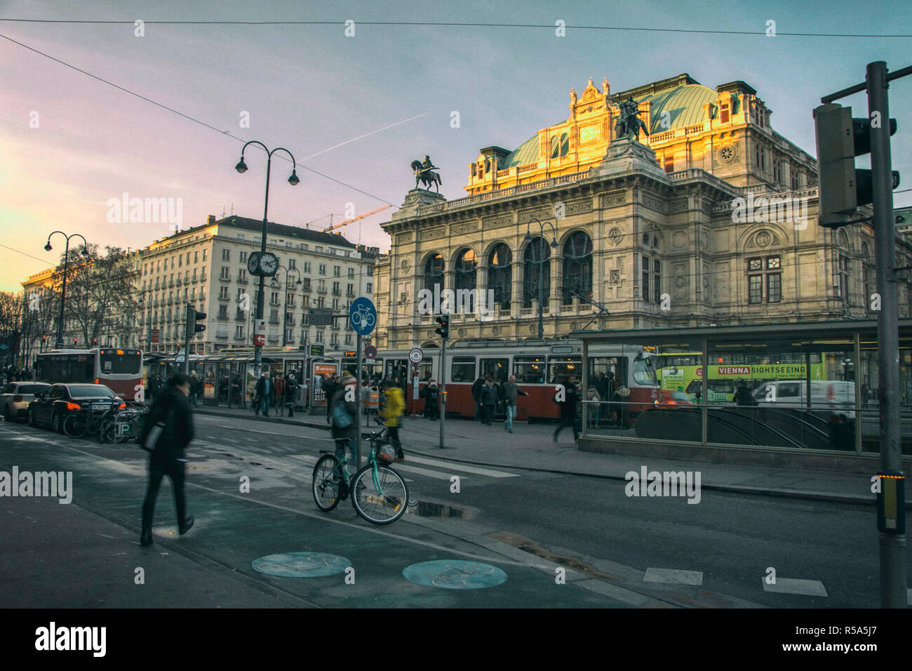 Vienna, Austria 24 Gennaio 2018: strada trafficata di fronte all'Opera di Stato di Vienna (Staatsoper) in Austria Foto Stock