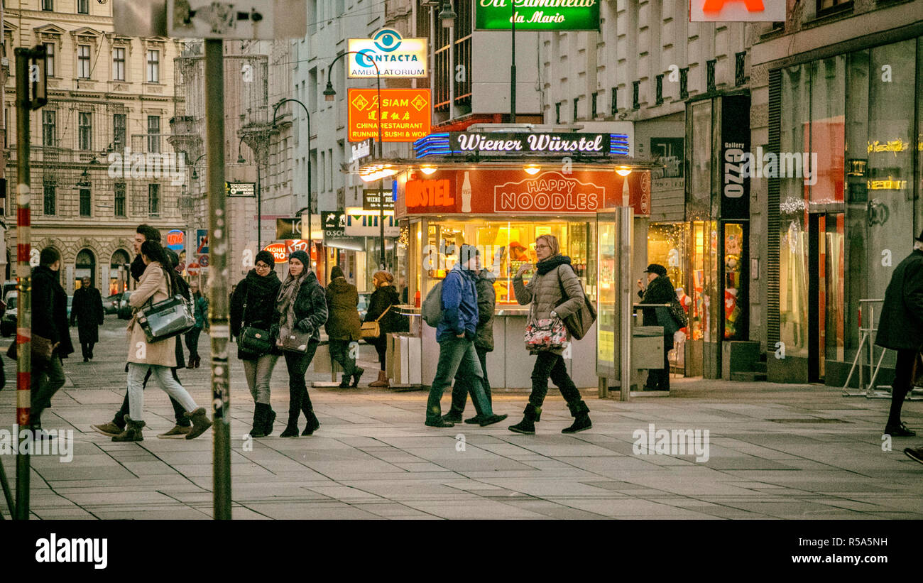 Vienna, Austria 24 Gennaio 2018: Kartner Strasse, la strada pedonale principale è il centro commerciale di Vienna in Austria, girato durante la sera. Foto Stock