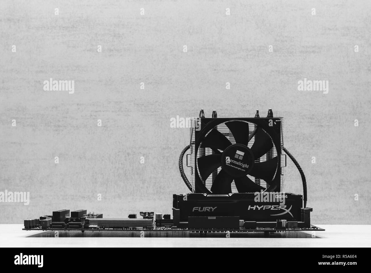 Maykop, Russia - 17 Novembre 2018: nero DDR DIMM 4 16 Gb Kingston HyperX Fury memoria modulo di RAM nello slot sulla scheda madre Asus e scambiatore di calore Therm Foto Stock