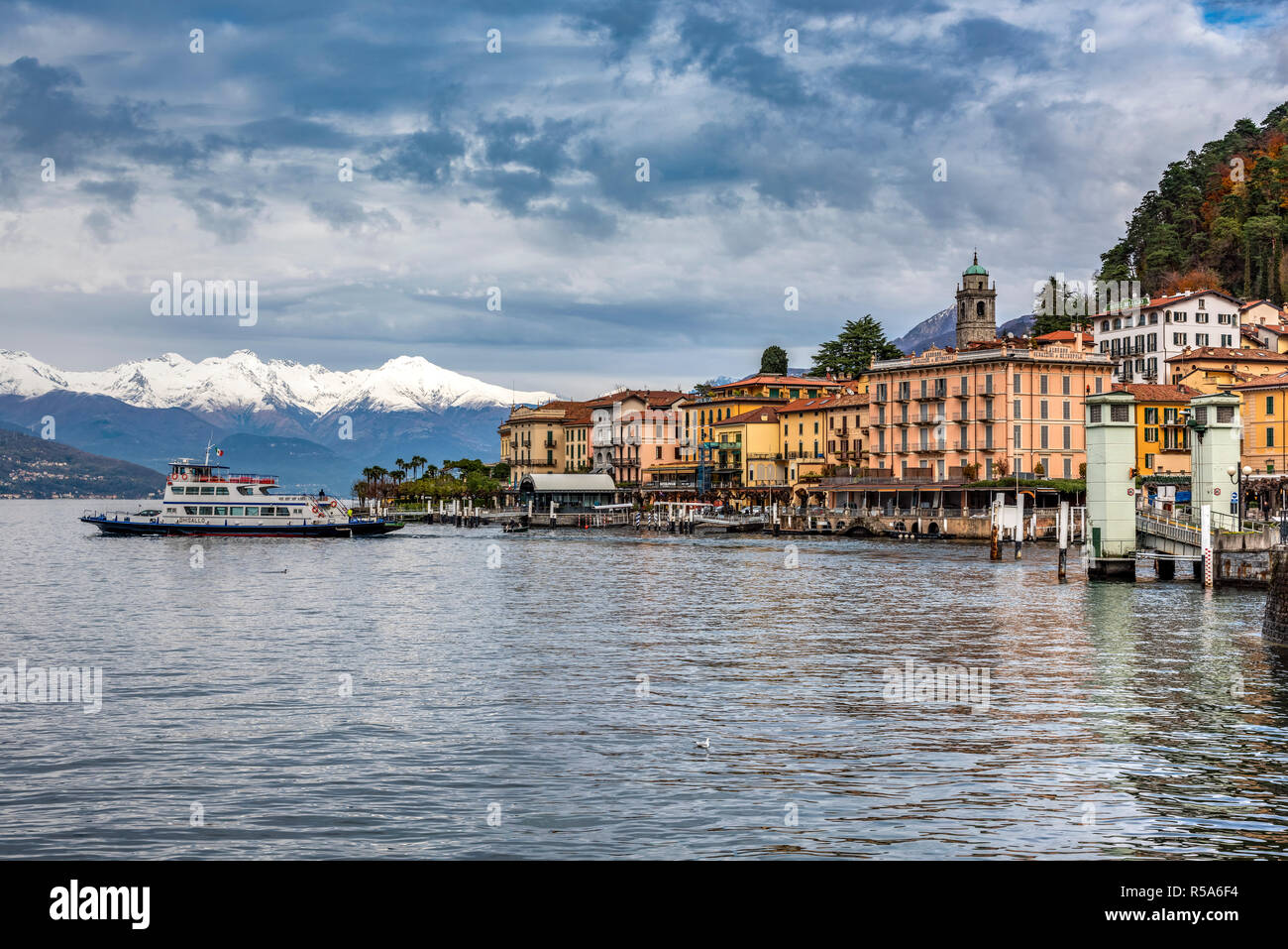 Vista invernale di Bellagio, Lago di Como, Lombardia, Italia con le Alpi innevate in background Foto Stock