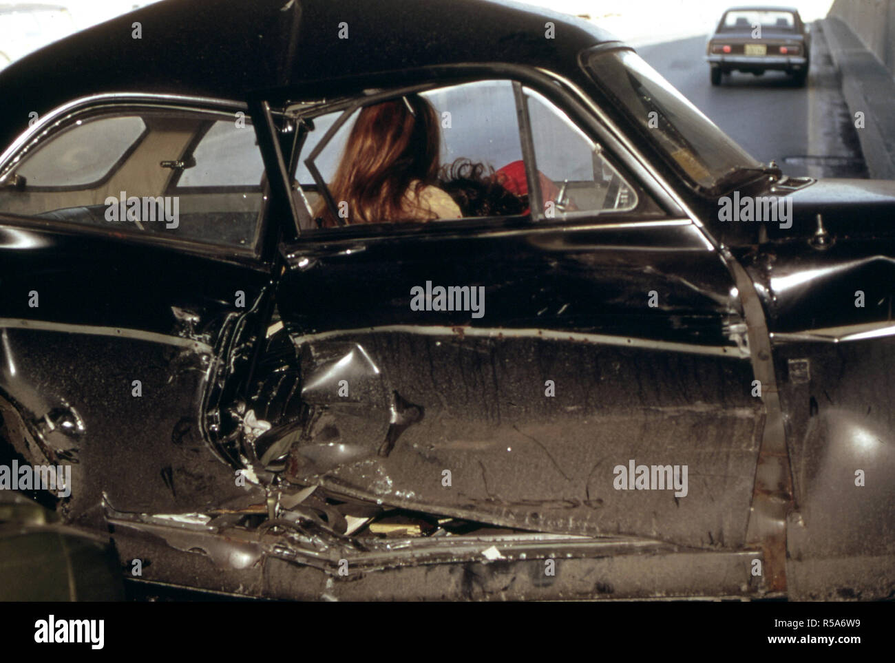 Conseguenze di un incidente automobilistico su Storrow Drive, nove di mattina 02/1973 Foto Stock